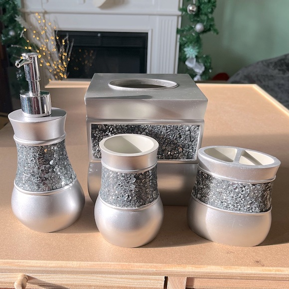 🚰Creative Scents Decorative Bathroom Accessory Set 🧼🪥 - Picture 1 of 16